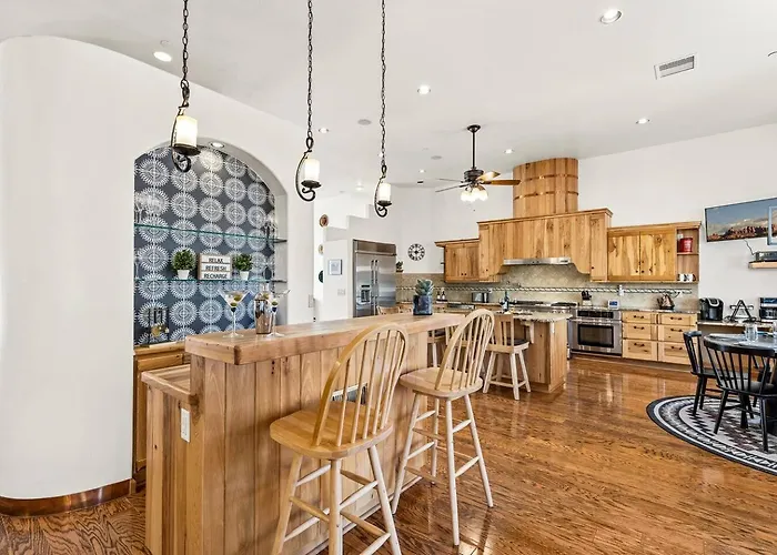 Bliss Estates -sleeps 16- Hot Tub Villa *