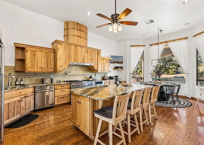 Bliss Estates -sleeps 16- Hot Tub Villa