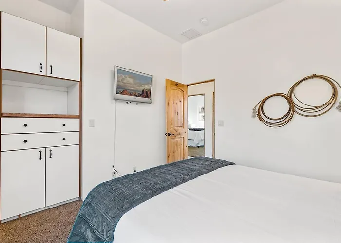Bliss Estates -sleeps 16- Hot Tub *