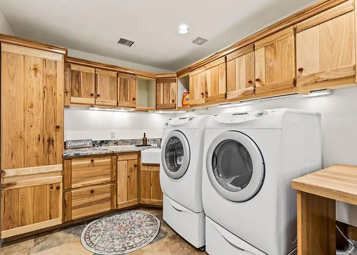 Villa Bliss Estates -sleeps 16- Hot Tub